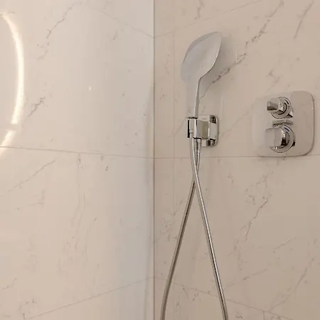 Luxury L'avenue 2 4*